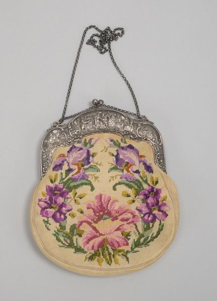 Theatertasche, antik, beidseitig Petit Point-Stickerei, mit Silber-Schließe; Höhe 20 cm