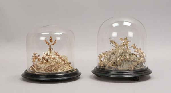 2 Glasstürze, alt, jew. auf Holzstand - mit Vintage-Brautschmuck; Höhe 17 cm, und Höhe 20 cm