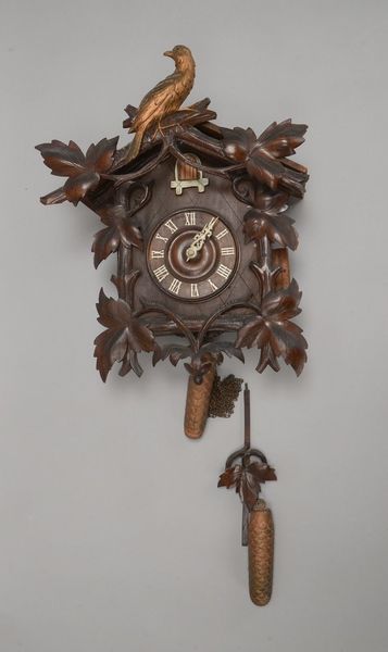 'Kuckucksuhr', Holz-Korpus mit figürl. Appl., Räderwerk mit Schlag auf Feder, 2x Gew./1 Pendel
