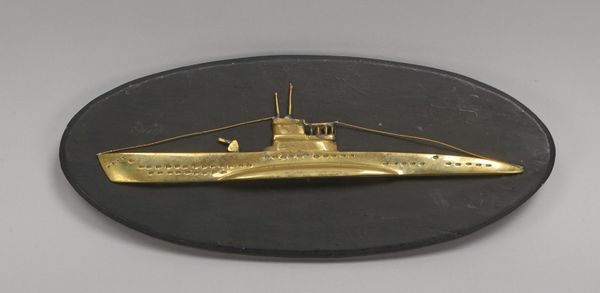 Bronzerelief, 'U-Boot', auf Holzplatte montiert; Länge 28 cm, Maße Holzplatte 33 x 13,5 cm