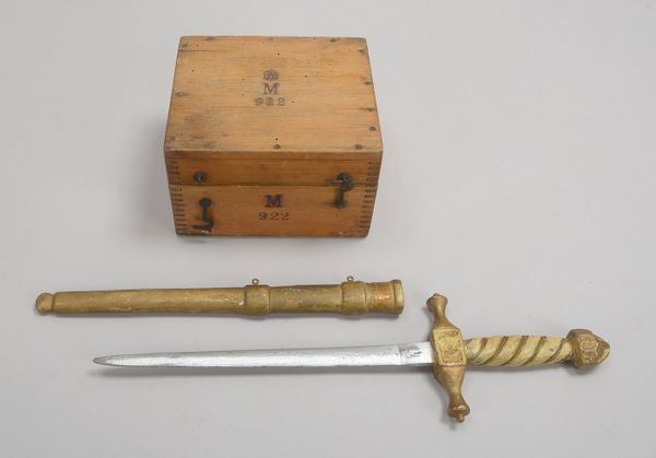 Kinderdolch, 'Kaiserliche Marine', und Holzkasten für Sextant, Nr. '922' (bekröntes 'M')