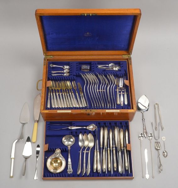 Besteckkasten (England) mit etwas Inhalt/versilberte Teile und Metallbesteck