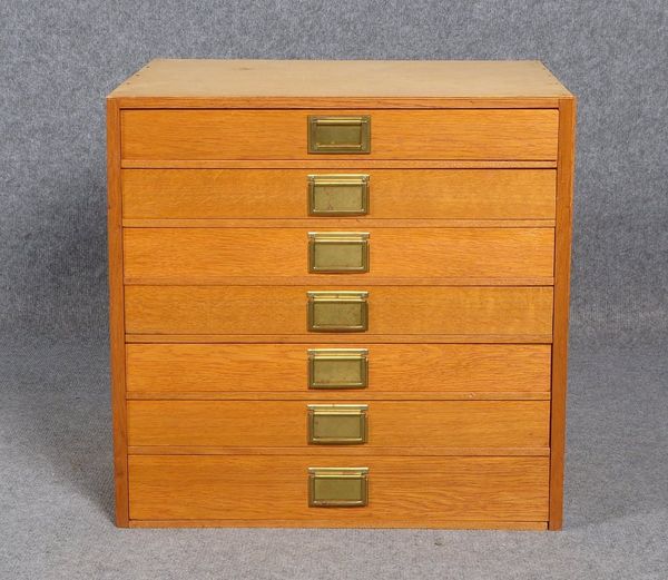 Besteckkasten, Holz, 7-schübig/jeweils mit Filzbezug in Weinrot; Maße 50 x 50 x 41 cm