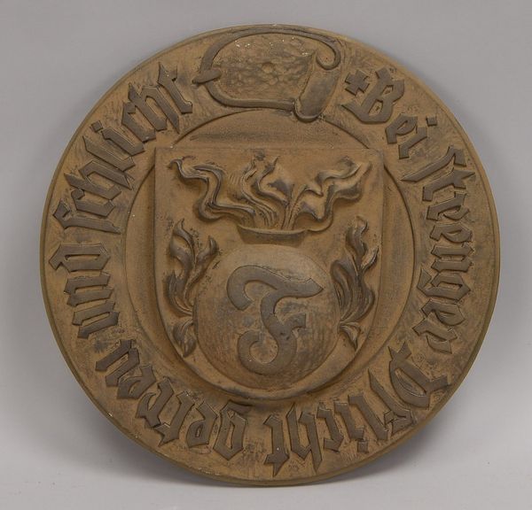 Wappen, Bronze, rund, mit Wahlspruch, 'Bei strenger Pflicht getreu und schlicht'; Ø 38 cm