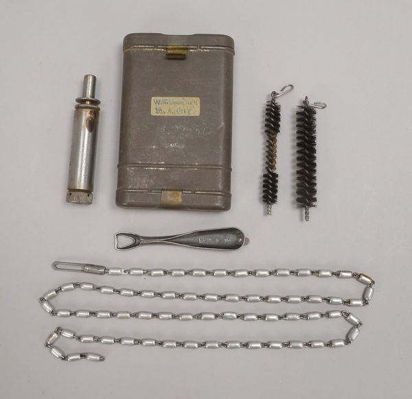 Militaria-Sammleraccessoire, 'Wehrmacht'-Waffenreinigungsset, im Etui