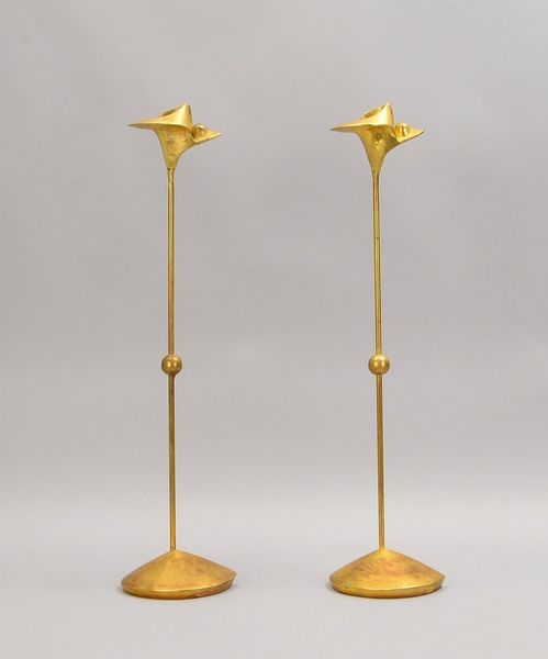 Paar Kerzenständer (in Jugendstil-Gestaltung), Bronze, jeweils 1-flammig; Höhe 58 cm