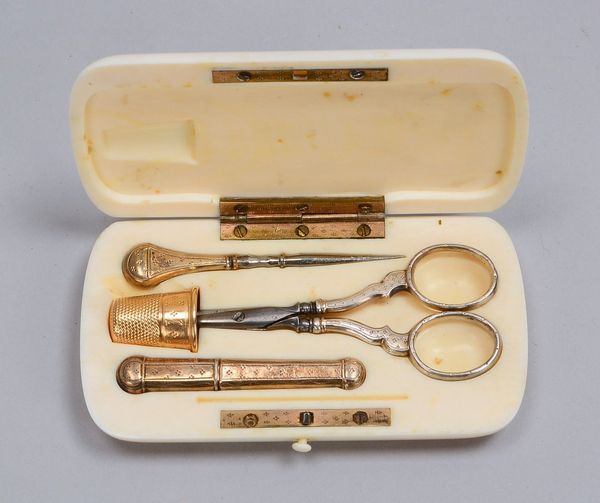 Reise-Nähset, 4-tlg., im Bein-Etui, Maße 5,5 x 10,5 cm - mit 585 GG-Fingerhut, Gew. 4 g
