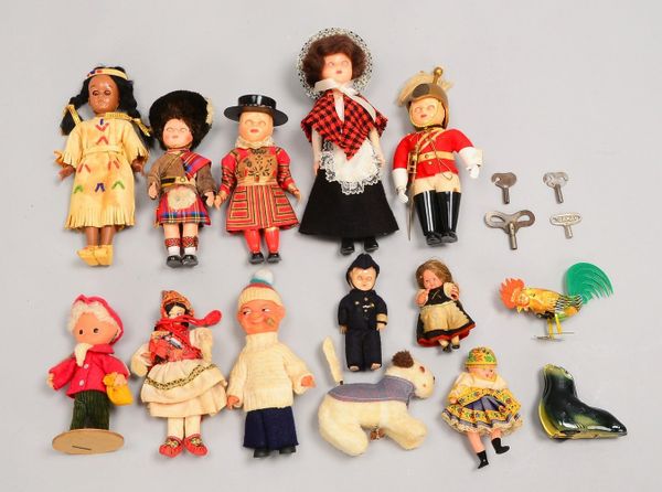 Kleines Spielzeug-Konvolut, überwiegend kl. Puppenfiguren, sowie 2x Blechspielzeuge
