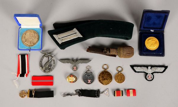 Sammlerkonvolut: 'Freimaurer'-Châtelaine, Silbermedaille, Militaria-Teile, u.a.