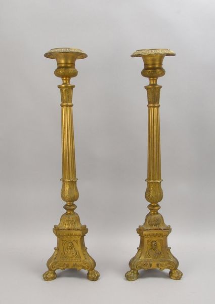 2 Altarleuchter, Bronze, amphorenf. Tülle auf kannel. Schaft, Reliefdekor, auf 3-Fuß-Sockel