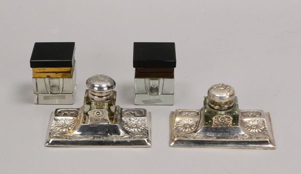 Kleines Tintenfass-Sammlerkonvolut, 2 Paar: 1x Metall und Glas, und 1x Onyx; Höhe 6,5 cm