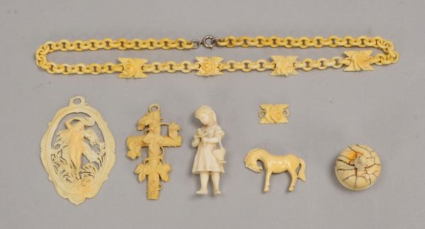 Kl. Sammlerkonvolut, 6 Bein-Teile: 1 Halskette, 2x Anhänger, 2x Figuren, u.a.