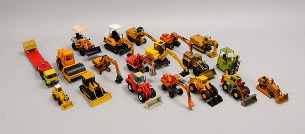 19 Modell-Baufahrzeuge (Herst. Komatsu, NGZ, Konrad, Cursor), Maßst. '1/25' und '1/50'