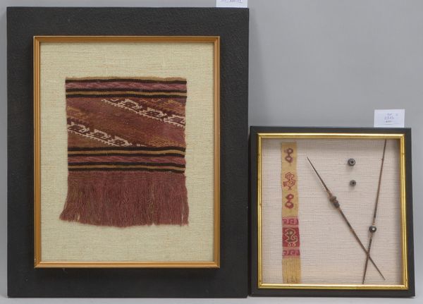 2 volkskundl. Arbeiten: 2 Spinnwirtel mit antiker Weberei/antike Weberei, jew. hinter Glas
