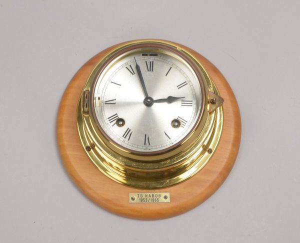Schiffsuhr, 'TS Nabob, 1953/1965', Messinggehäuse, an Holzplatte, mit Handaufzug