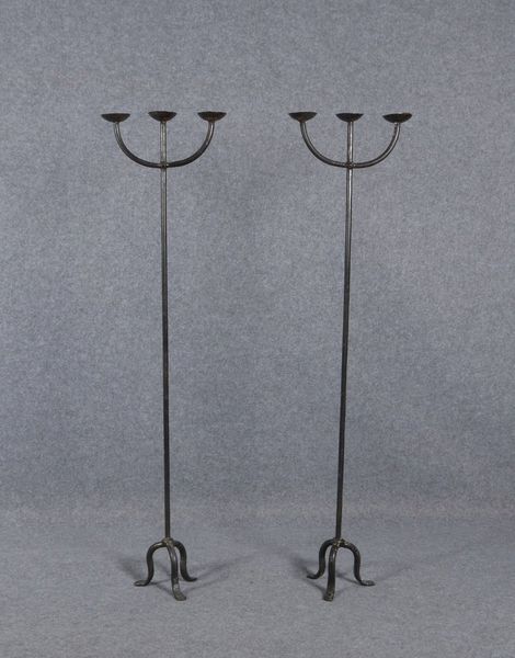 Paar Stand-Kerzenleuchter, Eisen, jew. 3-fl., mit schlankem Schaft; Höhe ca. 138 cm