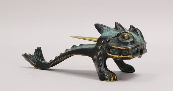 Tischfeuerzeug (Erhard & Söhne), Bronze, figürl. Gestaltung ('Drache'); Länge 21 cm