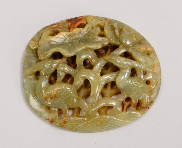 Jade-Schnitzerei, floral und figürlich durchbrochen; Höhe 6,5 cm, Breite 8 cm