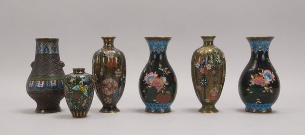 6 Tischvasen, Cloisonné, versch. Ausf., 6 Stück/davon 2x paarweise; Höhe 9,5 - 16 cm