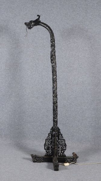 Figürl. Stehlampe, Holz geschnitzt, 'Langhalsiger Drache' - ohne Fassung; Höhe 188 cm