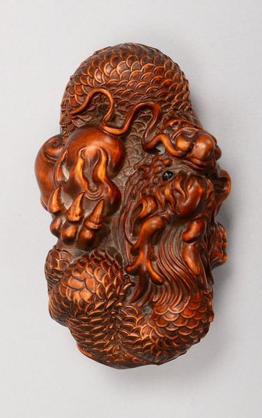 Netsuke (China), plastisch geschnitzte Holzfigur, 'Drache'; Höhe 8 cm