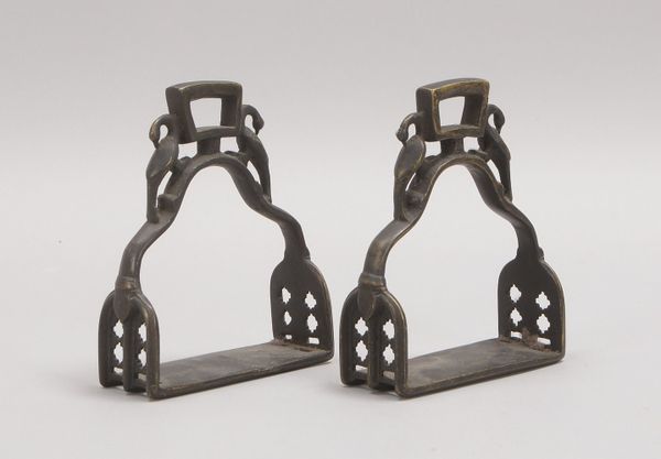Steigbügel, Bronze, teils durchbr./teils figürl. verziert; Höhe 14,5 cm, Breite 12 cm