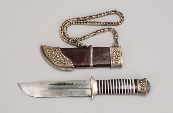 Ritualdolch, Griff und Scheide verziert mit Silber und Halbedelsteinen, an Silberkette