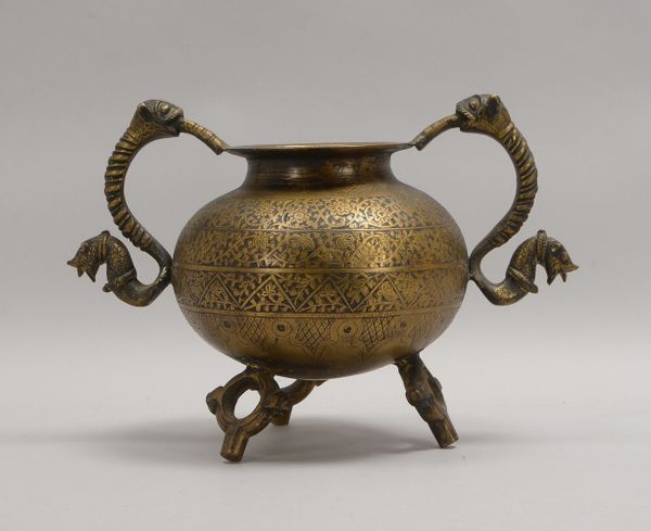 Henkelgefäß, Bronze/Messing, 2x figürl. Handhaben ('Fabelwesen'); Höhe 28 cm