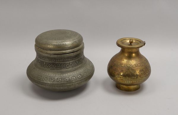 2 Deckelgefäße (Persien), 1x Höhe 22 cm, und 1x Höhe 20 cm