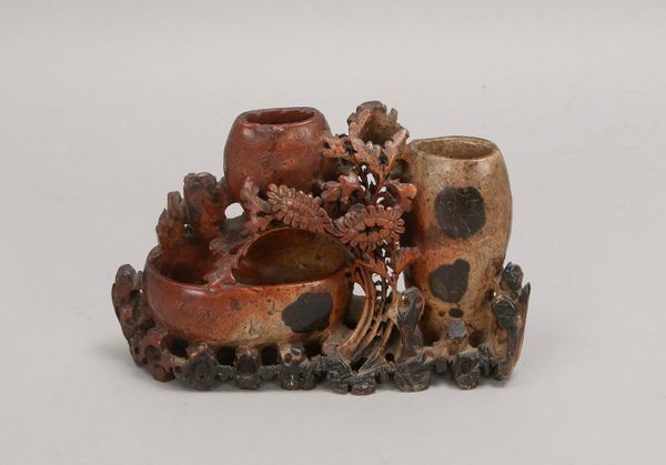 Utensilo (China), alt, mehrfarbiges Steatit; Höhe 15 cm, Breite 23 cm