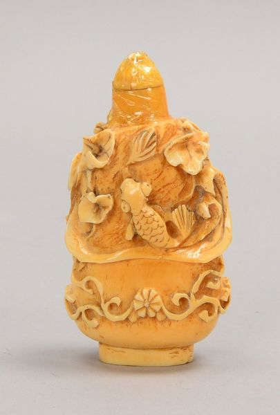 Snuff Bottle, Bein, mit halbplast. Schnitzerei, 'Kois im Teich'; Höhe 7,5 cm