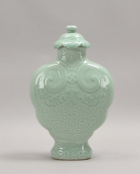 Deckelvase, gedrückter Korpus, seladonf. Fond, mit flor. Reliefdekor; Höhe 36 cm
