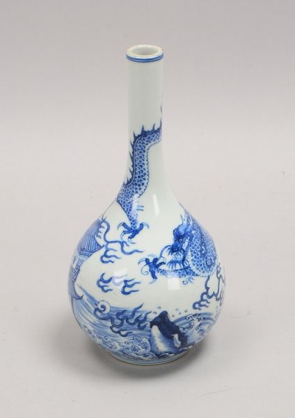 Langhals-Vase, Porz., Unterglasurmalerei in Blau ('Jagdszene mit Drachen/Karpfen')