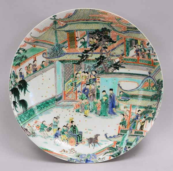 Porz.-Teller/Schale, mit mehrfigur. 'Hofszene', Fahne rücks. mit Blumendekor; Ø 41,5 cm