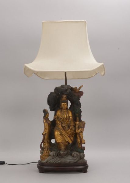 Tischlampe (China), 1-fl., 'Guanyin' (mit Insignien/Begleitfiguren), auf Sockel, goldstaffiert