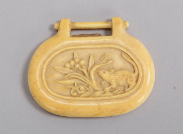 Amulett(?)/Anhänger (China), antik, mit chin. Schriftzeichen und Tiermotiv ('Ratte')