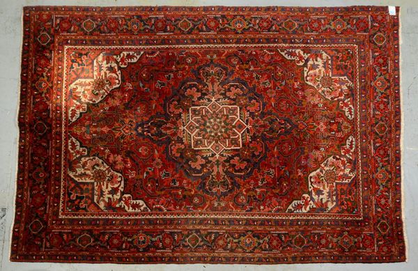 Heriz-Orientteppich (ca. 1920er Jahre), Flor in komplettem Zustand; Maße 295 x 204 cm