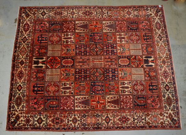 Bakhtiari, feste Knüpfung, gleichmäßiger Flor - in gutem Zustand; Maße 382 x 307 cm
