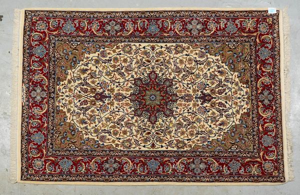 Isfahan, Wolle auf Seide, sehr feine Kn., über 800.000 Knoten/qm, hellgrundig, sign.
