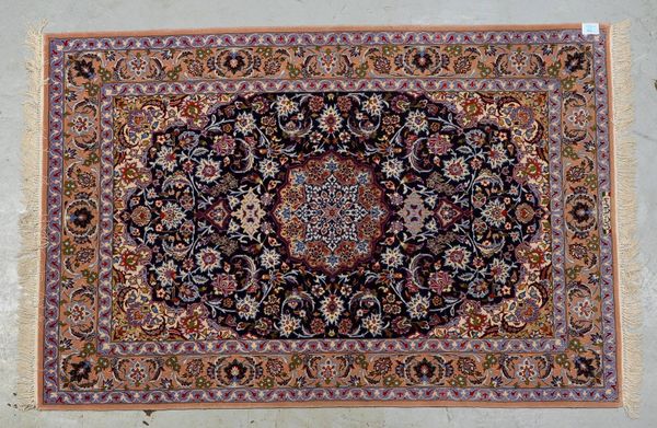 Isfahan, Korkwolle auf Seide, sehr feine Kn., ca. 800.000 Kn./qm, sign., dichter Flor