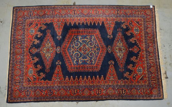 Viss, feste Knüpfung, gleichmäßig hoher Flor - in gutem Zustand; Maße 345 x 225 cm