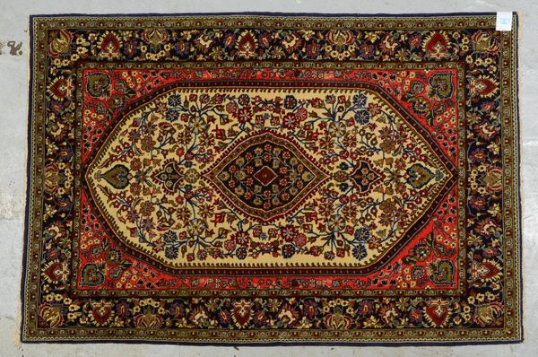 Ghom, mittelfeine bis feine Kn., dichter Flor - in gutem Zustand; Maße 160 x 110 cm