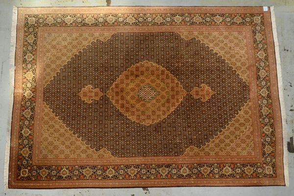 Täbriz, kl. Seidenanteile, mittelfeine Knüpfung, ringsum komplett, gleichm. Flor