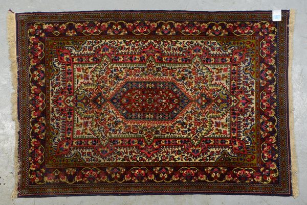 Ghom, mittelfeine bis feine Kn., dichter Flor - in gutem Zustand; Maße 154 x 105 cm