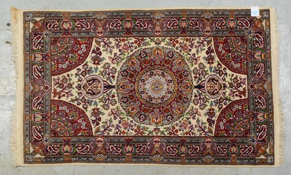Orientbrücke, feine Kn., hellgrundig, gleichm. Flor - in gutem Zust.; Maße 153 x 96 cm