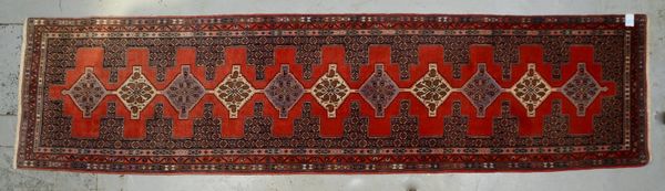 Orientgalerie, mittelfeine Kn., mit Lederkanten verstärkt, gleichm. dichter Flor