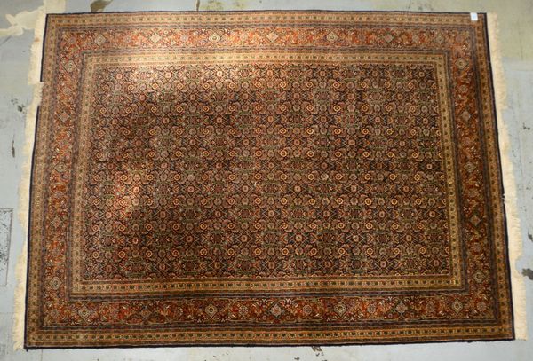 Indo-Orientteppich, mittelfeine Kn., hochflorig - guter Zust.; Maße 345 x 250 cm