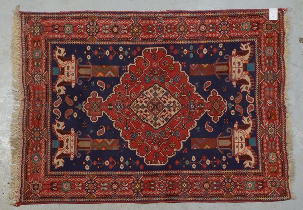 Gashgai, feste mittelfeine Kn., gleichmäßiger Flor - in gutem Zustand; Maße 165 x 122 cm