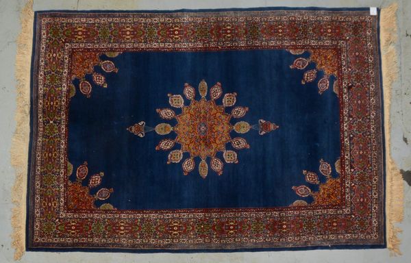 Orientteppich, mittelfeine bis feine Kn., dichter Flor - guter Zust.; Maße 270 x 168 cm