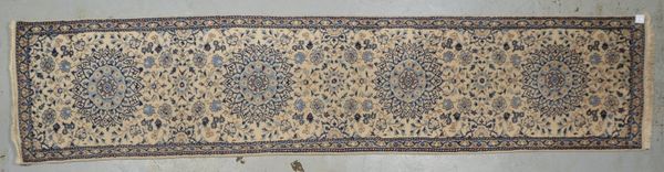 Nain-Galerie, mittelfeine Knüpfung, ringsum komplett, gleichm. Flor - guter Zust.
